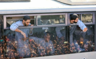 Des cars ramenant à Khan Younes dans le sud de la bande de Gaza des prisonniers palestiniens libérés par Israël, devant l'hôpital Nasser le 13 octobre 2025