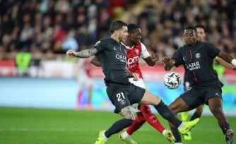 Les défenseurs du PSG Lucas Hernandez (#21) et Willian Pacho sont mis sous pression par l'attaquant monégasque Folarin Balogun lors du revers subi à Monaco, le 29 novembre 2025 