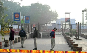 Des policiers montent la garde prĂšs du site d'une explosion survenue lundi soir dans la zone du Fort Rouge, Ă New Delhi, le 12 novembre 2025 en Inde