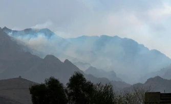 De la fumée s'élève après des frappes aériennes pakistanaises près de Shamshad Ghar, une base militaire afghane située au poste-frontière de Torkham entre l'Afghanistan et le Pakistan, le 27 février 2026