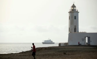 Vue aérienne du bateau de croisière MV Hondius au mouillage au large du port de Praia, au Cap-Vert, le 5 mai 2026