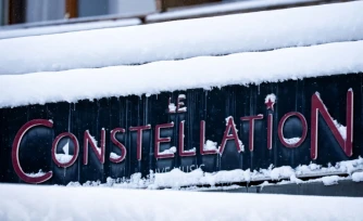 La façade du bar Constellation, ravagé par un terrible incendie, le 9 janvier 2026 à Crans-Montana, en Suisse