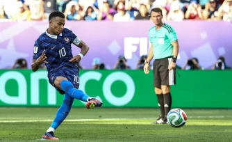 Kylian Mbappe transforme son penlaty lors de la victoire des Bleus en 16e de finale de la Coupe du monde contre le Paraguay, le 4 juillet 2026 Ă Philadelphie