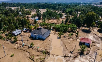 Vue aĂ©rienne d'une zone inondĂ©e oĂč demeure une mosquĂ©e, dans le district de Pidie Jaya, dans la province indonĂ©sienne d'Aceh, le 30 novembre 2025