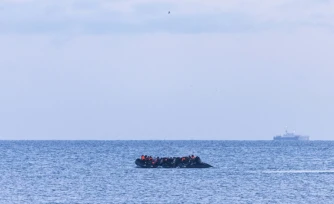 Des migrants tentent de traverser la Manche à bord d'un bateau de passeurs au large de Gravelines, dans le nord de la France, le 14 avril 2026