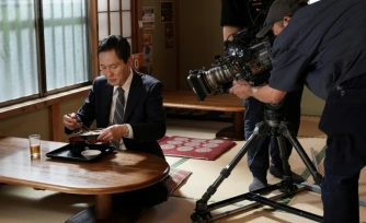 L'acteur Yutaka Matsushige lors du tournage d'un épisode de la série télévisée "Le gourmet solitaire" dans un restaurant spécialisé dans le thon à Yokoshibahikari, dans la préfecture de Chiba, le 19 mai 2026 au Japon