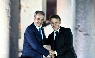 Le Premier ministre grec Kyriakos Mitsotakis (g) et le président français Emmanuel Macron à l'issue d'un événement à l'Agora romaine d'Athènes, le 24 avril 2026 en Grèce