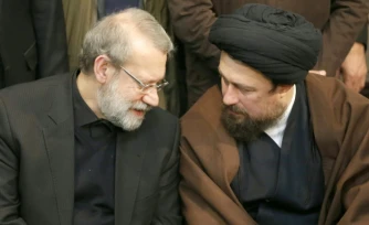 Le chef du Conseil suprême de sécurité nationale iranien Ali Larijani (à gauche) s'entretient avec Hassan Khomeini, petit-fils du fondateur de la République islamique, le 9 janvier 2017 à Téhéran