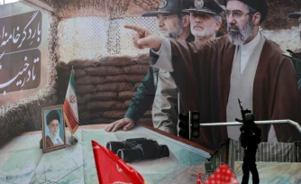 Un portrait géant du nouveau guide suprême iranien Mojtaba Khamenei à Téhéran, le 13 mars 2026