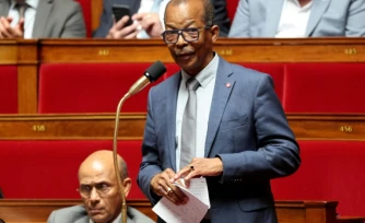 Élie Califer, le député à l'origine de la proposition de loi visant à reconnaître la "part de responsabilité" de l'État dans le scandale du chlordécone aux Antilles, à l'Assemblée nationale à Paris le 28 mai 2026
