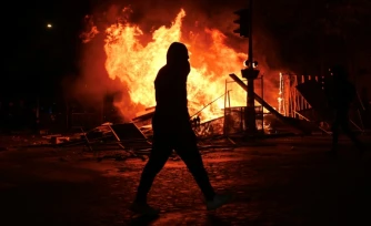 Incendie boulevard Haussmann à Paris lors des violences après la manifestation contre la "vie chère", le 17 octobre 2026