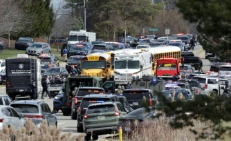 Les forces de l'ordre interviennent sur les lieux d'une fusillade sur Walnut Lake Road, devant la synagogue Temple Israel, à West Bloomfield, Michigan, une banlieue de Détroit, le 12 mars 2026