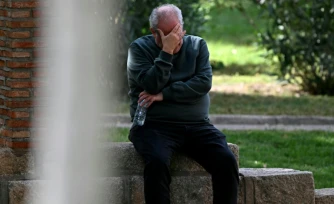 Un homme contient son Ă©motion Ă l'EvĂȘchĂ© de TolĂšde (Espagne) oĂč les proches de passagers de la catastrophe ferroviaire de la ligne Madrid-SĂ©ville attendent des informations, le 30 octobre 2026
