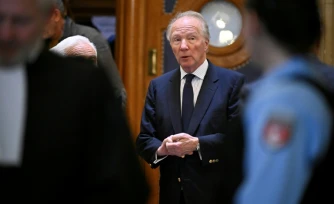 L'ex-ministre de l'Intérieur Brice Hortefeux le 16 mars 2026 au procÚs en appel de Nicolas Sarkozy dans l'affaire du financement libyen, à Paris