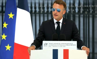Le président français Emmanuel Macron s'exprime lors de la premiÚre journée nationale de commémoration de la reconnaissance de l'innocence d'Alfred Dreyfus, officier juif injustement condamné pour haute trahison à fin du 19e siÚcle, le 12 juillet 2026 à Paris