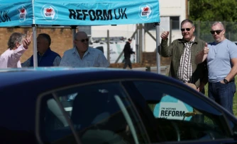 Des militants du parti Reform à Merthyr Tydfil, au Pays de Galles, le 24 avril 2026, pendant la campagne électorale 