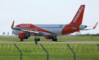 Un avion de la compagnie aérienne EasyJet atterrit à l'aéroport d'Orly, le 6 avril 2026 dans le Val-de-Marne