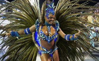 La danseuse Pamela Monteiro de l'école de samba de Portela lors du défilé du carnaval au sambodrome de Rio de Janeiro, le 23 avril 2022