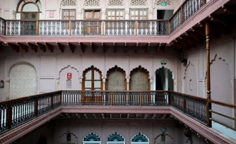 L'intérieur du Dharampura Haveli, un haveli du XVIIIe siècle transformé en hôtel de charme dans le vieux quartier de Delhi, le 2 février 2026 en Inde