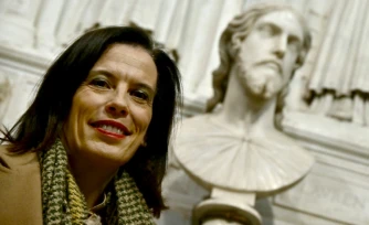 La chercheuse italienne Valentina Salerno devant un buste en marbre exposĂ© Ă la basilique Sant'Agnese aprĂšs que celui-ci a Ă©tĂ© identifiĂ© comme une Ćuvre de Michel-Angel grĂące Ă la dĂ©couverte d'archives inĂ©dites, le 4 mars 2026 Ă Rome