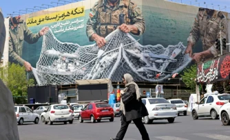 Une affiche géante "Le détroit d'Ormuz reste fermé" sur la place de la Révolution à Téhéran ,le 12 avril 2026 en Iran