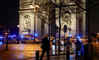 Des policiers bloquent l'accÚs à une rue de Paris, le 13 février 2026, aprÚs qu'un homme armé d'un couteau a été blessé par la police sous l'Arc de Triomphe