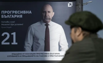 Une affiche électorale de l'ex-président bulgare Roumen Radev à Sofia le 17 avril 2026
