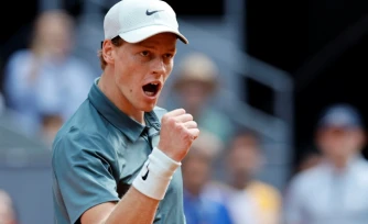L'Italien Jannik Sinner brandit le poing lors de sa demi-finale contre le Français Arthur Fils, le 1er mai 2026 au Masters 1000 de Madrid