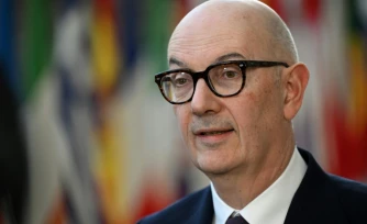 Le ministre français des Finances, Roland Lescure s'adresse aux médias à l'issue d'un sommet des ministres des Finances du G7 par vidéoconférence à Bruxelles, le 9 mars 2026