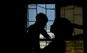 Une Soudanaise, survivante d'un viol tient son bébé dans ses bras, dans un appartement à Khartoum, le 25 avril 2026 au Soudan