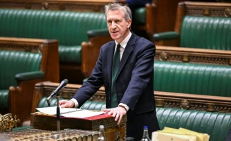 Photo diffusée par le Parlement britannique montrant Dan Jarvis, ministre en charge de la Sécurité, faisant une déclaration concernant une "alerte d'espionnage' émise par le MI5, le service de renseignement intérieur britannique, à la Chambre des communes à Londres, le 18 novembre 2025