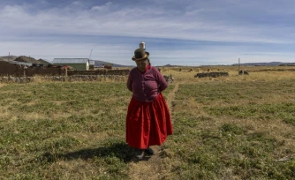 Dominga Quenta marche près de sa maison dans la communauté de Caritamaya, près du lac Titicaca, dans la région de Puno, au Pérou, le 30 mai 2026