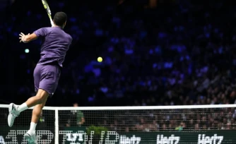 Le Canadien Félix Auger-Aliassime retourne le service du Kazakhstanais Alexander Bublik lors de la demi-finale du Masters 1000 de Paris, le 1er novembre 2025
