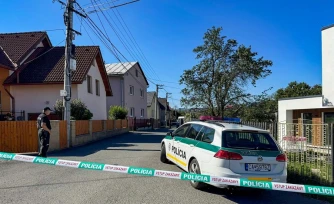 Des policiers gardent lâentrĂ©e dâune Ă©cole Ă StaĆĄkov, dans le nord-ouest de la Slovaquie, aprĂšs une attaque au couteau survenue le 29 septembre 2026