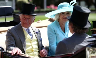 Le roi Charles III et la reine Camilla arrivent en calèche au meeting hippique Royal Ascot, à l'ouest de Londres, le 19 juin 2026