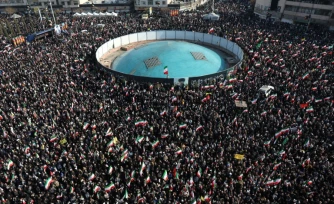 Des drapeaux iraniens et des portraits du nouveau guide suprême iranien, l'ayatollah Mojtaba Khamenei, lors d'un rassemblement de soutien à Téhéran, le 9 mars 2026
