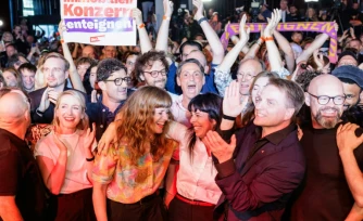 Elif Eralp, candidate de Die Linke Ă Berlin, savoure avec ses partisans l'annonce que le parti de gauche radicale est en tĂȘte des suffrages, selon les premiĂšres estimations, au scrutin dans la capitale allemande, le 20 septembre 2026