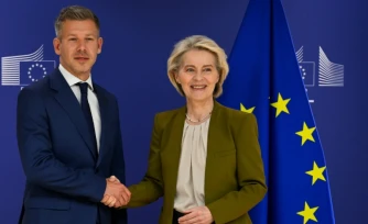 Le futur Premier ministre hongrois Peter Magyar (g) et la présidente de la Commission européenne Ursula von der Leyen, à Bruxelles, le 29 avril 2026