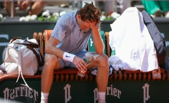 Le N.1 mondial Jannik Sinner tente de se rafraĂźchir sous une chaleur accablante, lors de son match finalement perdu face Ă l'Argentin Manuel Cerundolo, le 28 mai 2026 Ă Roland-Garros