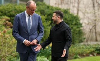 Le chancelier allemand Friedrich Merz (g) accueille le président ukrainien Volodymyr Zelensky à Berlin, le 14 avril 2026