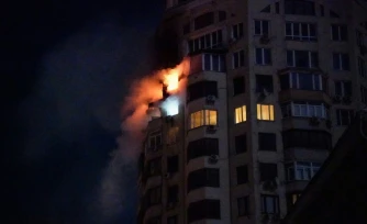 Cette photo montre un incendie dans un immeuble résidentiel à la suite d'une attaque aérienne russe à Kiev tÎt le matin du 3 février 2026. La Russie a repris ses frappes sur Kiev le 3 février, aprÚs une accalmie d'une semaine.