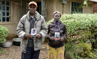 Moses Muyela et Josephine Ngoya, les parents d'Erastus Mundia, montrent des photos de leur fils, chez eux à Nabemo, au Kenya, le 27 février 2026