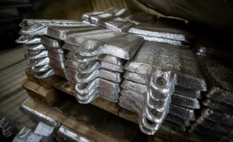 Des plaques d’argent non raffinées, empilées avant d’être traitées dans la fonderie de Głogów, propriété de KGHM, le géant métallurgique du pays, le 24 mars 2026, en Pologne