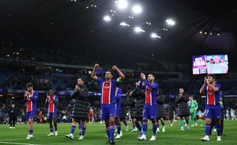 Les Parisiens, avec en tête le capitaine Marquinhos, communient avec leurs supporters à l'issue du match remporté à Manchester City en Ligue des champions League, le 14 octobre 2026 