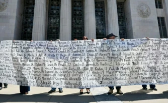 Des parents et des proches tiennent une banderole listant les noms des victimes devant la Cour supérieure de Los Angeles aprÚs le verdict du procÚs concernant les réseaux sociaux, le 25 mars 2026 en Californie