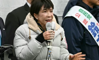 La Première ministre japonaise Sanae Takaichi à un meeting électoral le 7 janvier à Tokyo, à la veille des législatives anticipées qui devraient voir une poussée de son parti, le Parti libéral -démocrate
