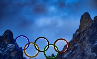 Les anneaux olympiques sont visibles sur le toit du stade olympique à Cortina d'Ampezzo, Italie, le 2 février 2026