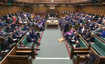 Image tirée d'un enregistrement diffusé par l'Unité d'enregistrement parlementaire (PRU) du Parlement britannique montrant des députés lorts d'un débat sur une motion pour savoir si le Premier ministre Keir Starmer doit être soumis à une enquête parlementaire au sujet de la nomination de Peter Mandelson comme ambassadeur à Washington, le 28 avril 2026 à la Chambre des communes à Londres