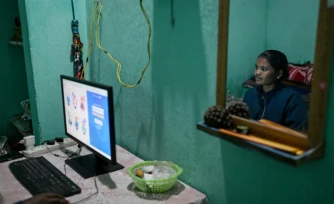 Chandmani Kerketta, qui supervise une Ă©quipe d'annotateurs de donnĂ©e par IA, travaille sur son ordinateur dans une chambre louĂ©e Ă Ranchi, dans l'Ătat du Jharkhand, le 16 janvier 2026 en Inde