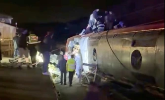 Cette capture vidéo tirée d'images publiées sur les réseaux sociaux et vérifiées par les équipes d'AFPTV à Madrid montre les secours à l'œuvre après un accident ferroviaire à Adamuz, dans le sud de l'Espagne, le 18 janvier 2026